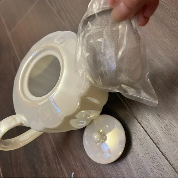 Shell Opal Cream Teapot - Picture 6 of 10